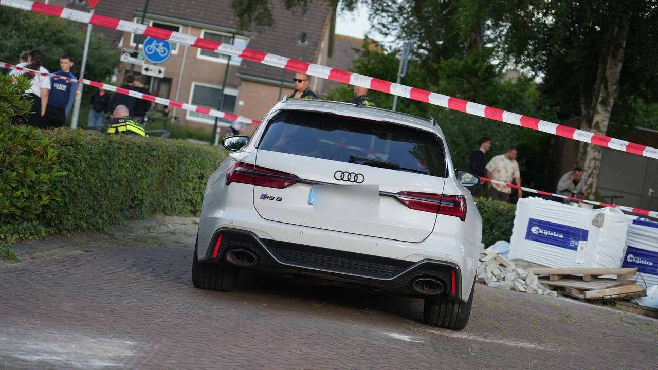 Verdachten vluchtten uit deze auto met Duitse kentekenplaten (foto: Christian Traets / Persbureau Heitink). 