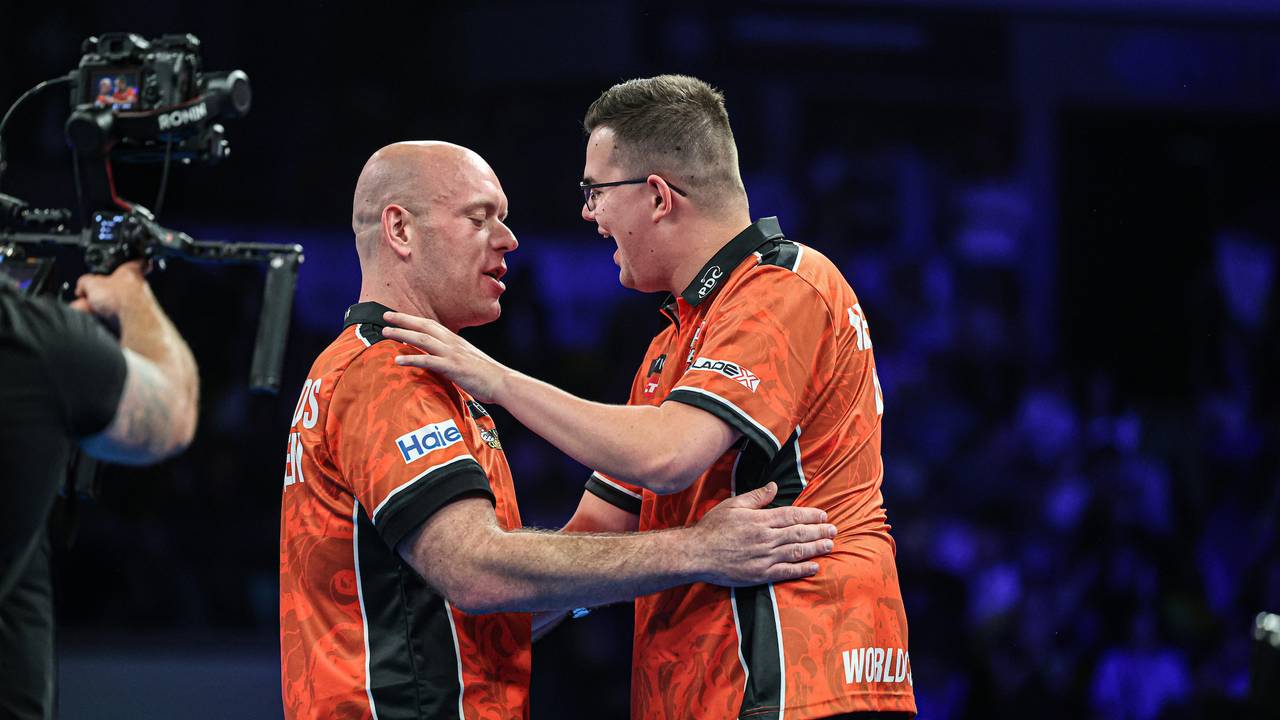 Michael van Gerwen en Gian van Veen bij de World Cup of Darts (foto: Jenny Segers / PDC).
