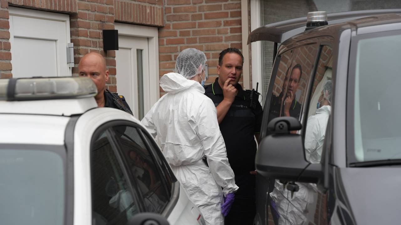Overleden vrouw gevonden in woning, politie start groot onderzoek (foto:  Erik Haverhals / Persbureau Heitink).