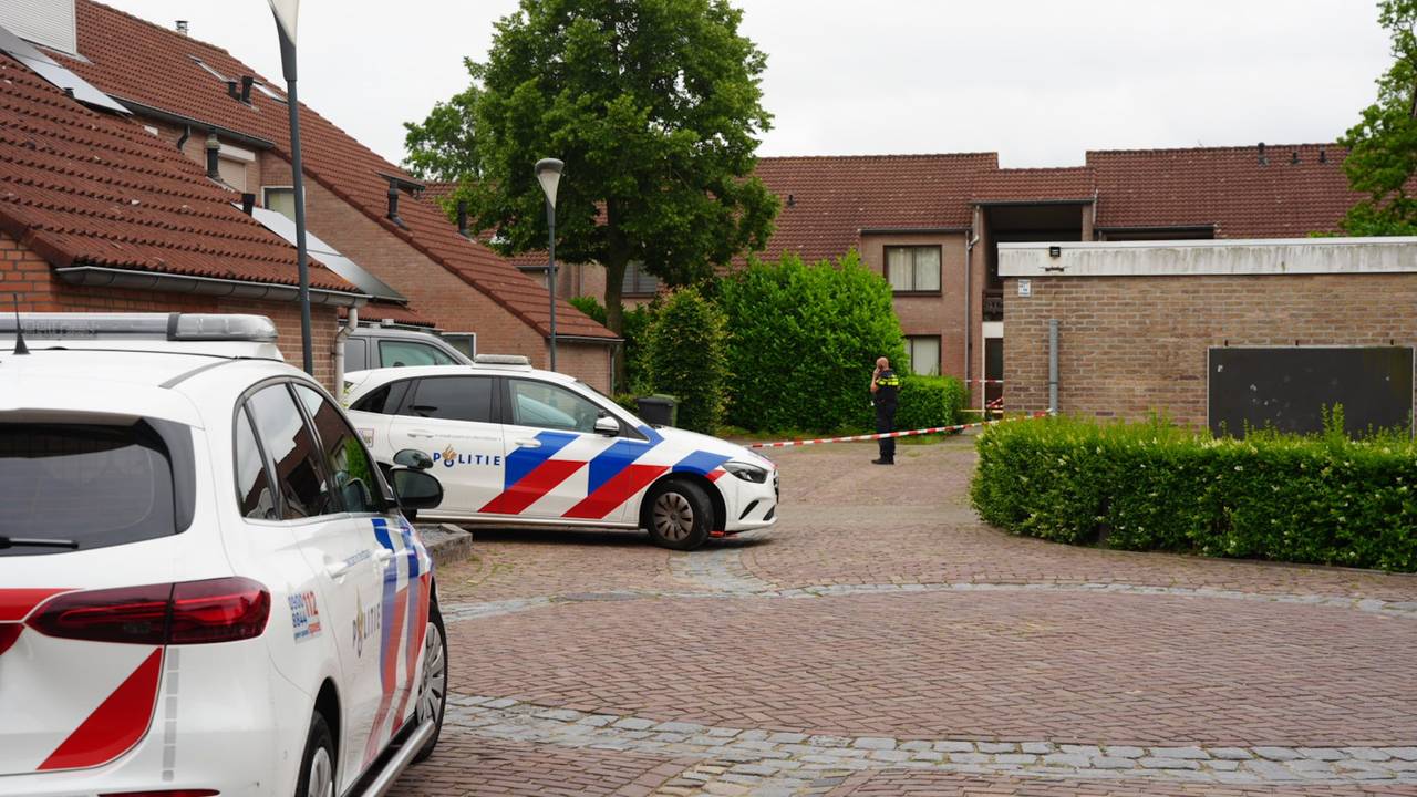 Overleden vrouw gevonden in woning, politie start groot onderzoek (foto:  Erik Haverhals / Persbureau Heitink).