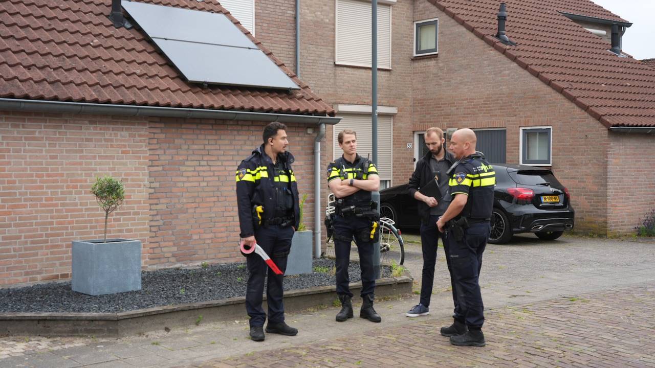 Overleden vrouw gevonden in woning, politie start groot onderzoek (foto:  Erik Haverhals / Persbureau Heitink).