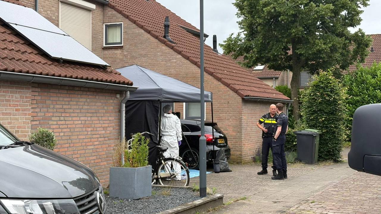 Dode vrouw in huis Sprang-Capelle, politie doet groot onderzoek (foto: Evie Hendriks).