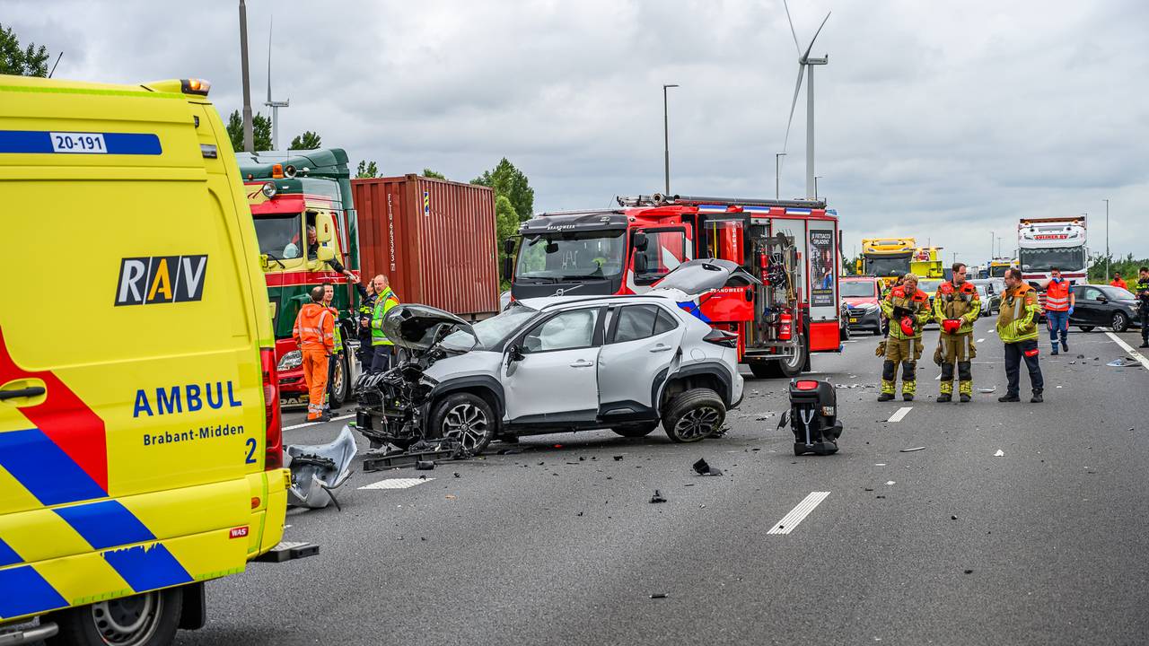 A17 richting Roosendaal dicht door ongeluk, traumahelikopter geland (foto: Tom van der Put / Persbureau Heitink).