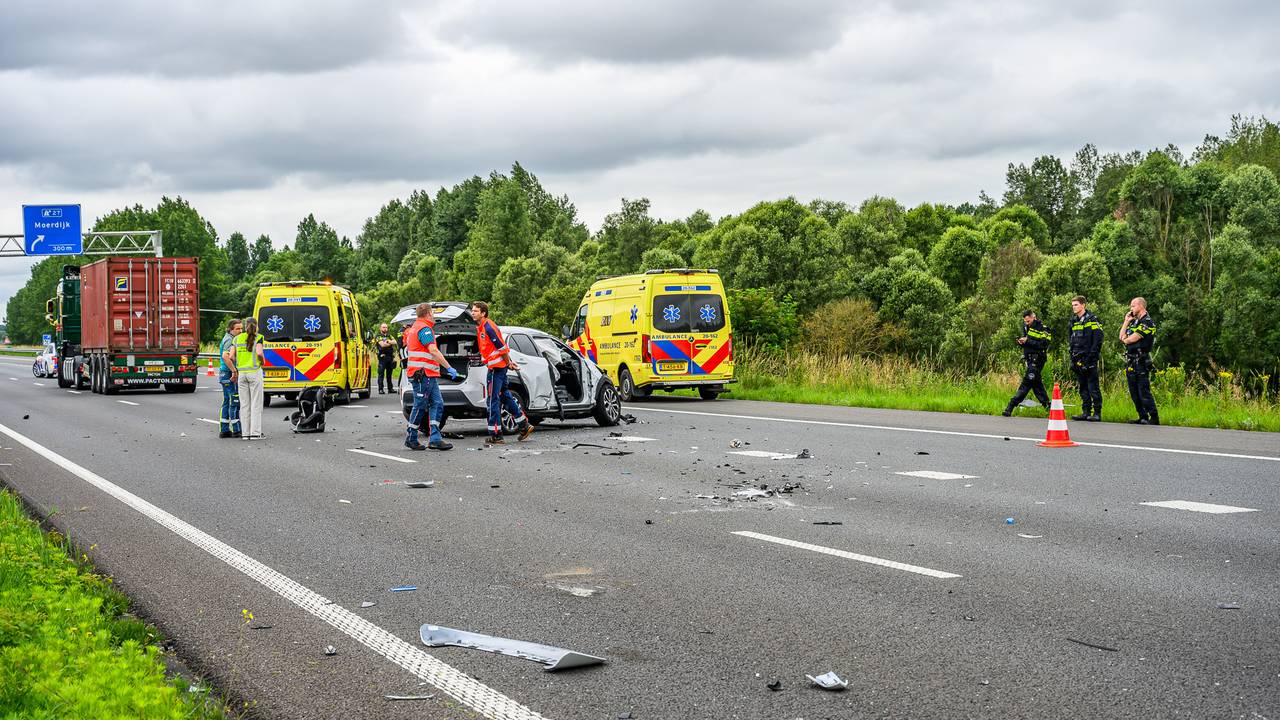 A17 richting Roosendaal dicht door ongeluk, traumahelikopter geland (foto: Tom van der Put / Persbureau Heitink).