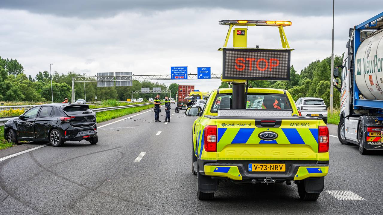 A17 richting Roosendaal dicht door ongeluk, traumahelikopter geland (foto: Tom van der Put / Persbureau Heitink).