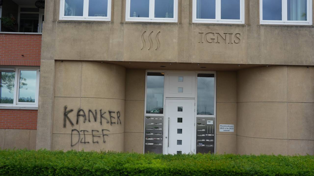 Harde knal bij flat in Den Bosch, entree vernield en muur beklad (Erik Haverhals / Persbureau Heitink).