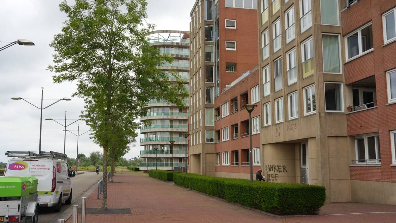 Harde knal bij flat in Den Bosch, entree vernield en muur beklad (Erik Haverhals / Persbureau Heitink).