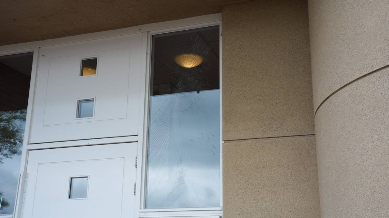 Harde knal bij flat in Den Bosch, entree vernield en muur beklad (Erik Haverhals / Persbureau Heitink).