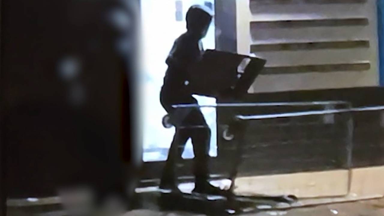 Vernielingen tijdens jaarwisseling in Tilburg: politie zoekt verdachten