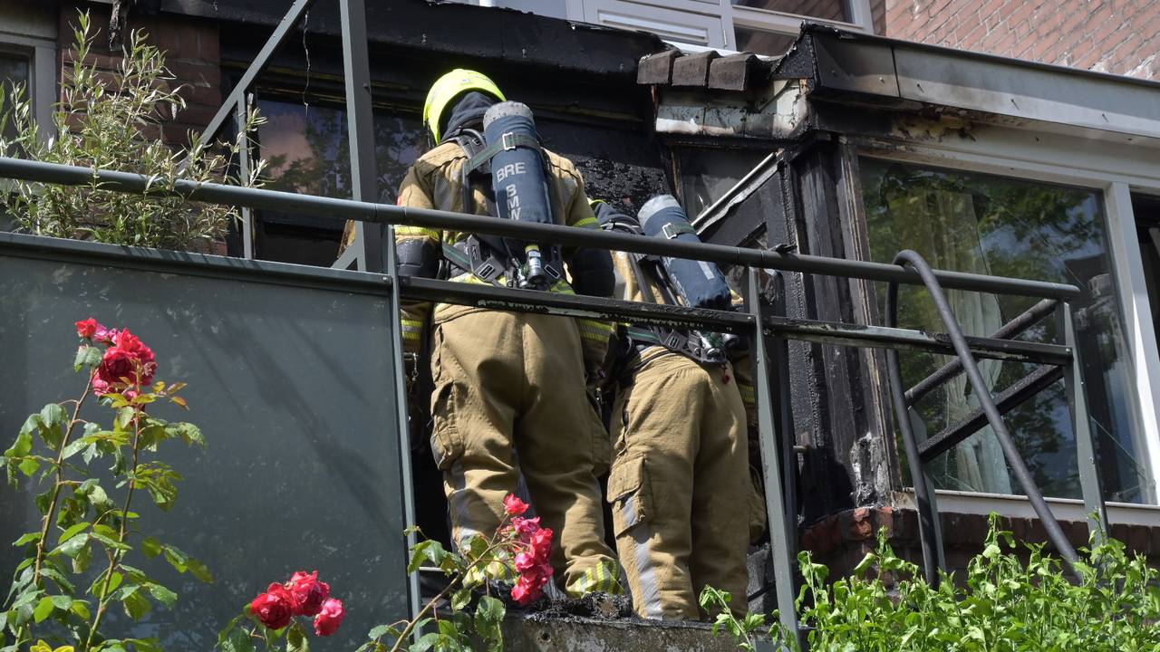 Brand op balkon en bij gevel van huis in Breda (foto: Perry Roovers / Persbureau Heitink). 