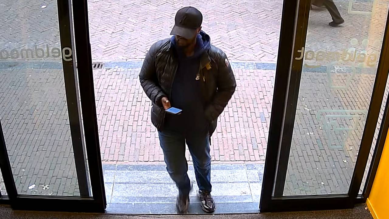 Vrouw in Haren opgelicht: man pint duizenden euro's van haar rekening
