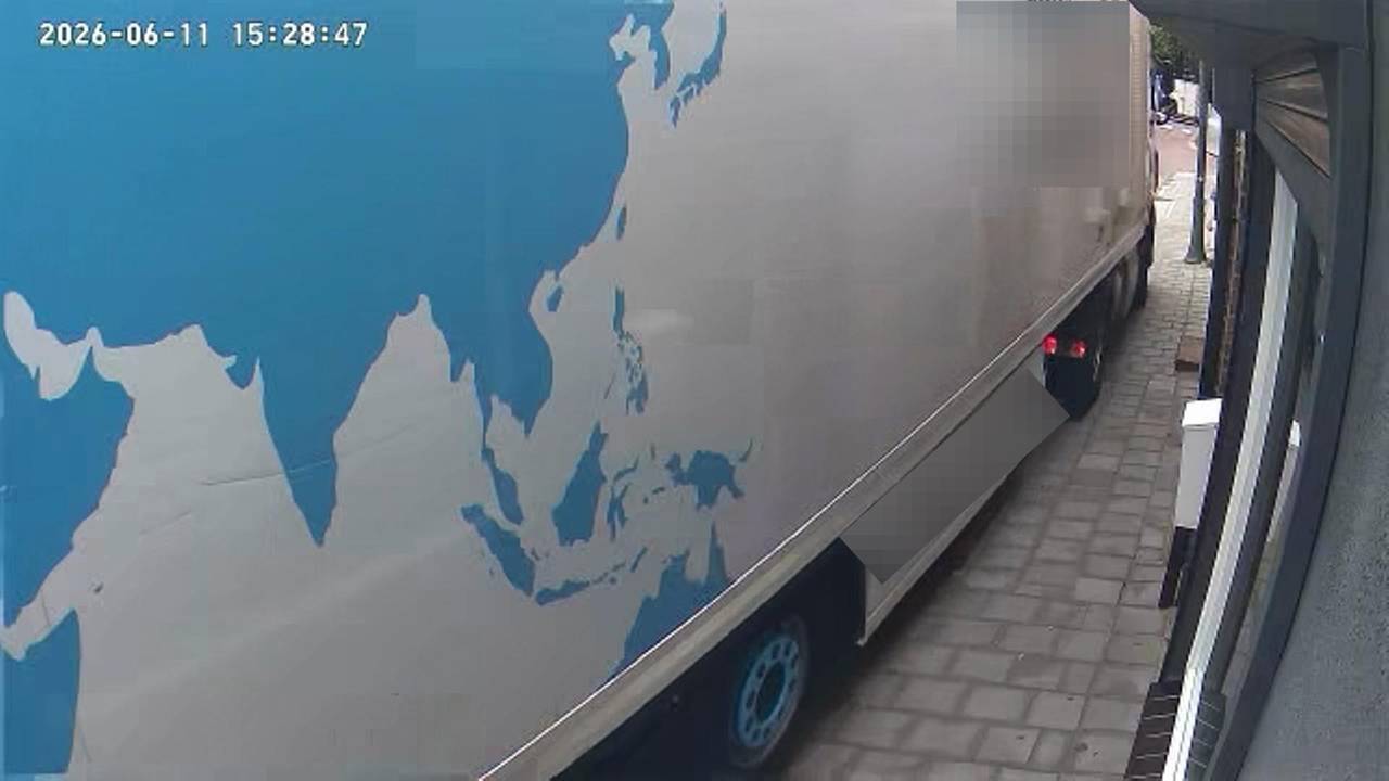 Vrachtwagen langs de voordeur van Petua (foto: Petua Kapitein).