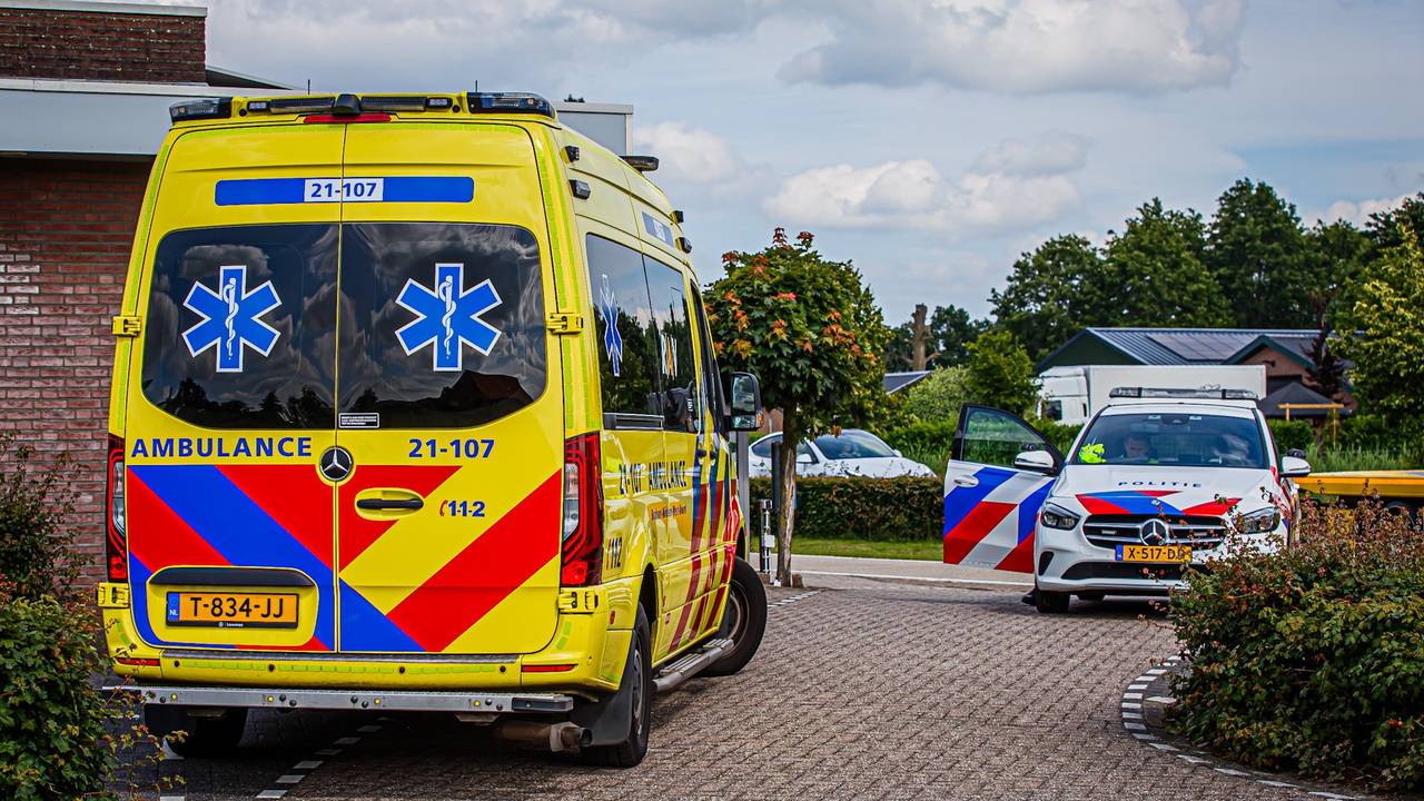 Scooterrijder gewond na botsing met auto in Schijndel (foto: Jordi de Bruijn / SQ Vision).