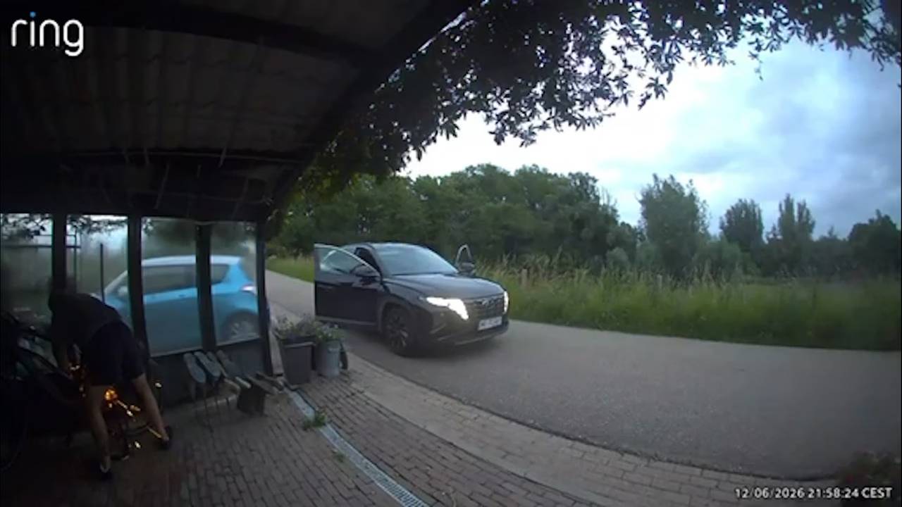 Joep kijkt via deurbel mee hoe zijn dure e-bike wordt gestolen