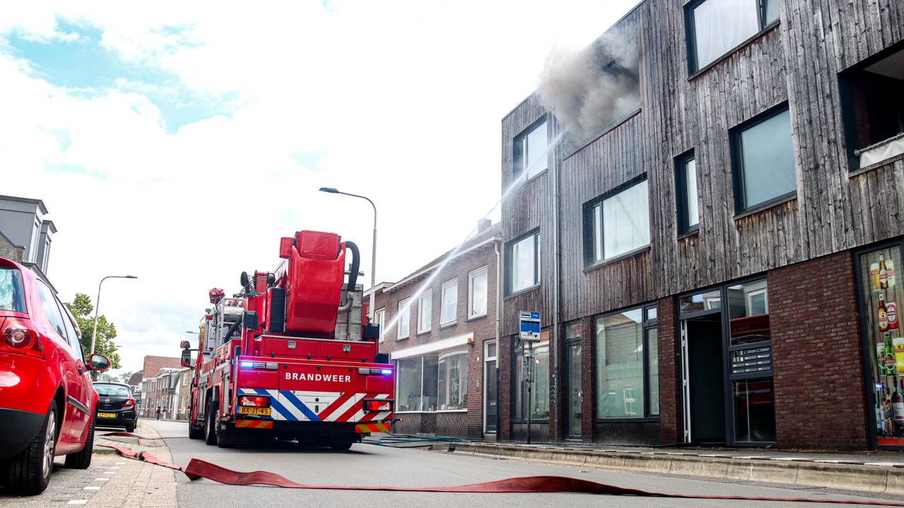 Brand aan de Hoefstraat in Tilburg, straat afgesloten (afbeelding: Corrado Francke).