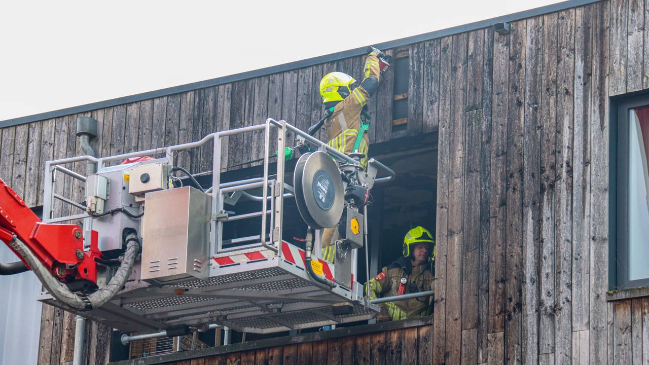 De brandweer voert na de brand controles uit op het dak (foto: Corrado Francke).