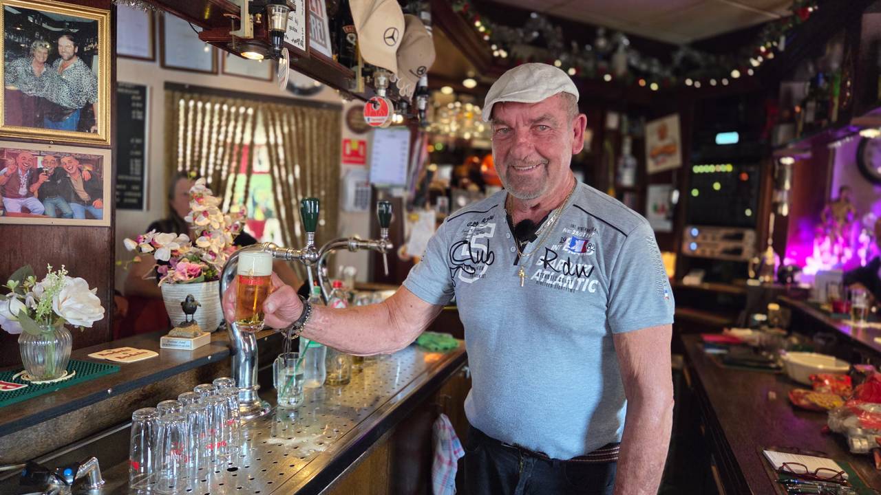 Jozef Friederichs (80) is veertig jaar kroegbaas van Café de Sport in Budel-Schoot (foto: Noël van Hooft).