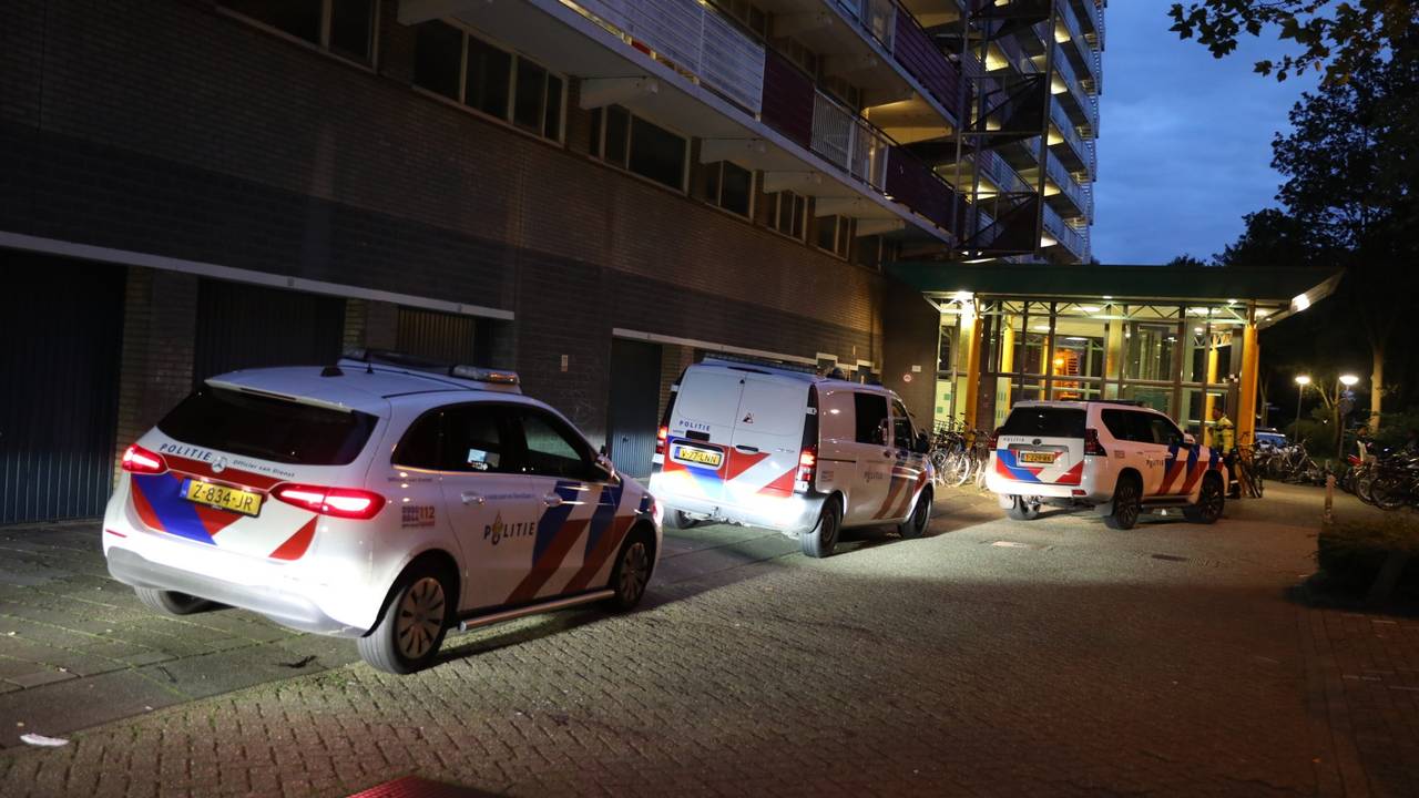 Gewonde bij steekpartij in flat Bergen op Zoom (foto: Christian Traets / Persbureau Heitink).
