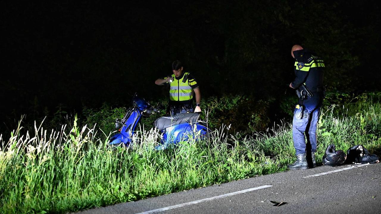  Mogelijk moesten de man en vrouw op de scooter uitwijken voor een tegemoetkomende auto (foto: Toby de Kort/Persbureau Heitink).