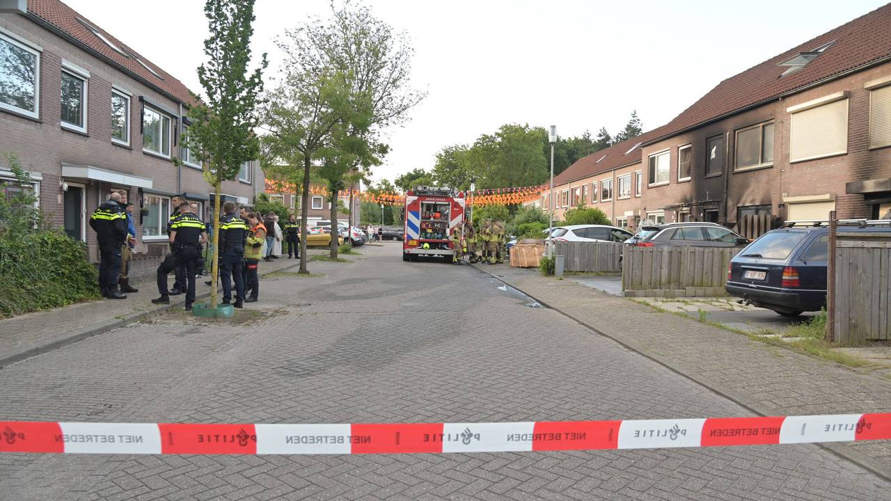  De politie zette de Wilgenbroek in Breda af met lint en doet onderzoek (foto: Perry Roovers/Persbureau Heitink).