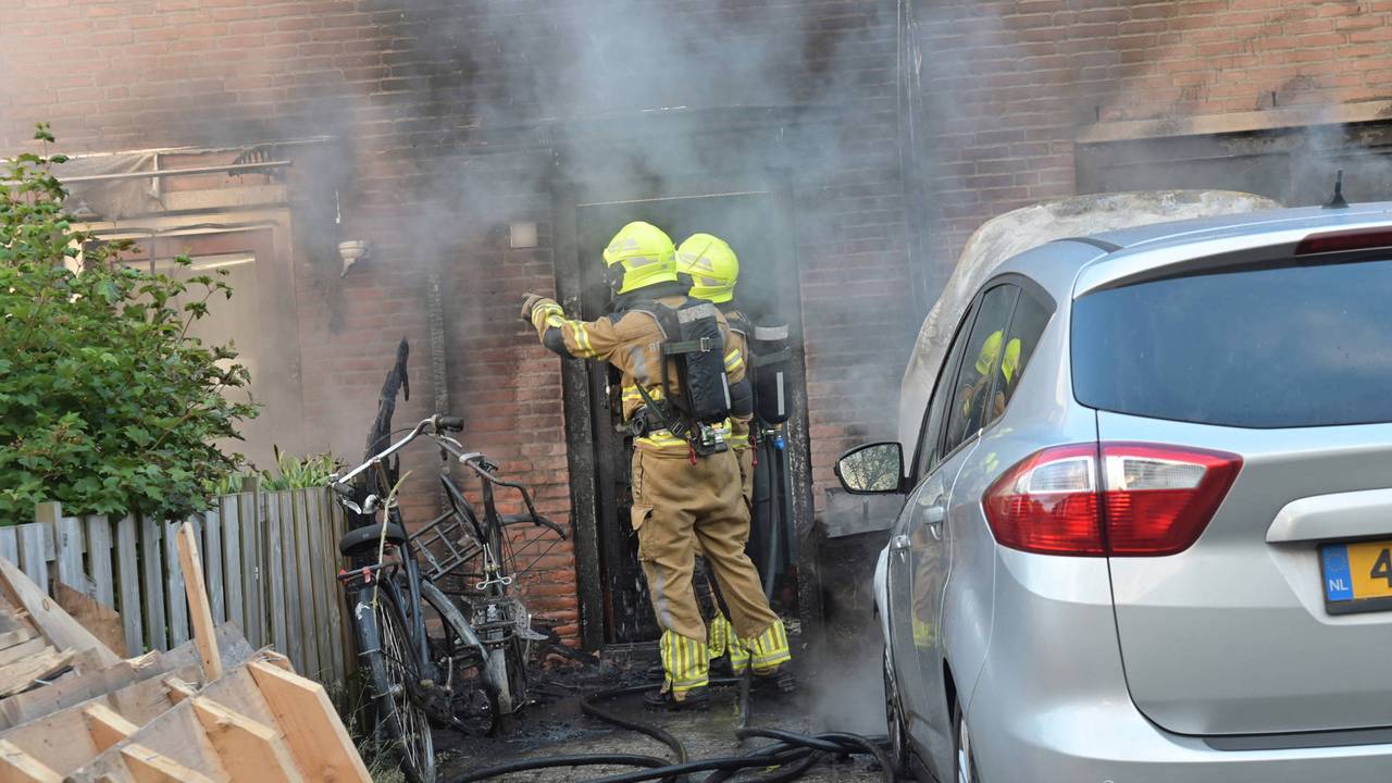 De brandweer had het vuur dat uitbrak na de ontploffing snel onder controle (foto: Perry Roovers/Persbureau Heitink).