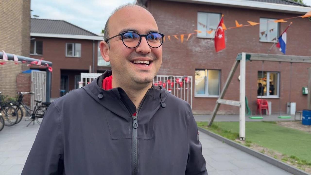 De Osse wethouder Bekir Atman voor de ISN Ulu Moskee Oss (foto: Leon Voskamp).