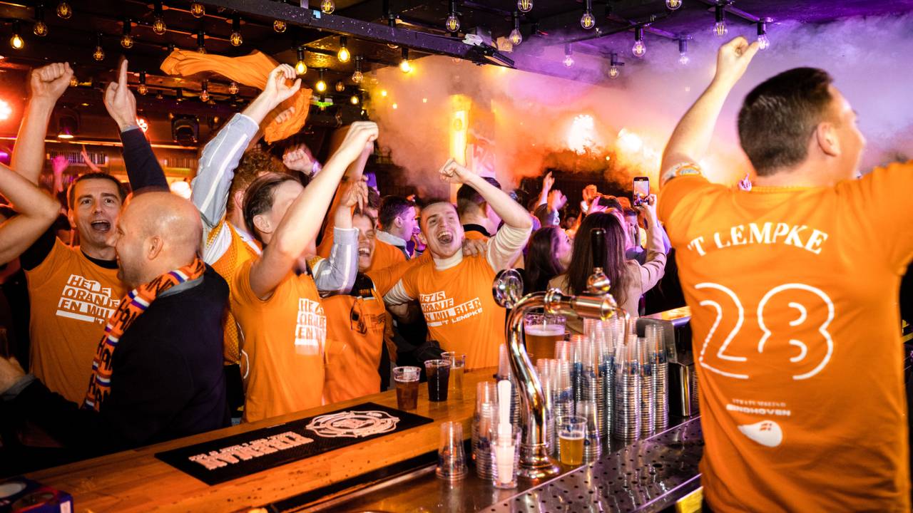 Voetbalfans juichen Nederland in een cafe op het Stratumseind (foto: ANP).
