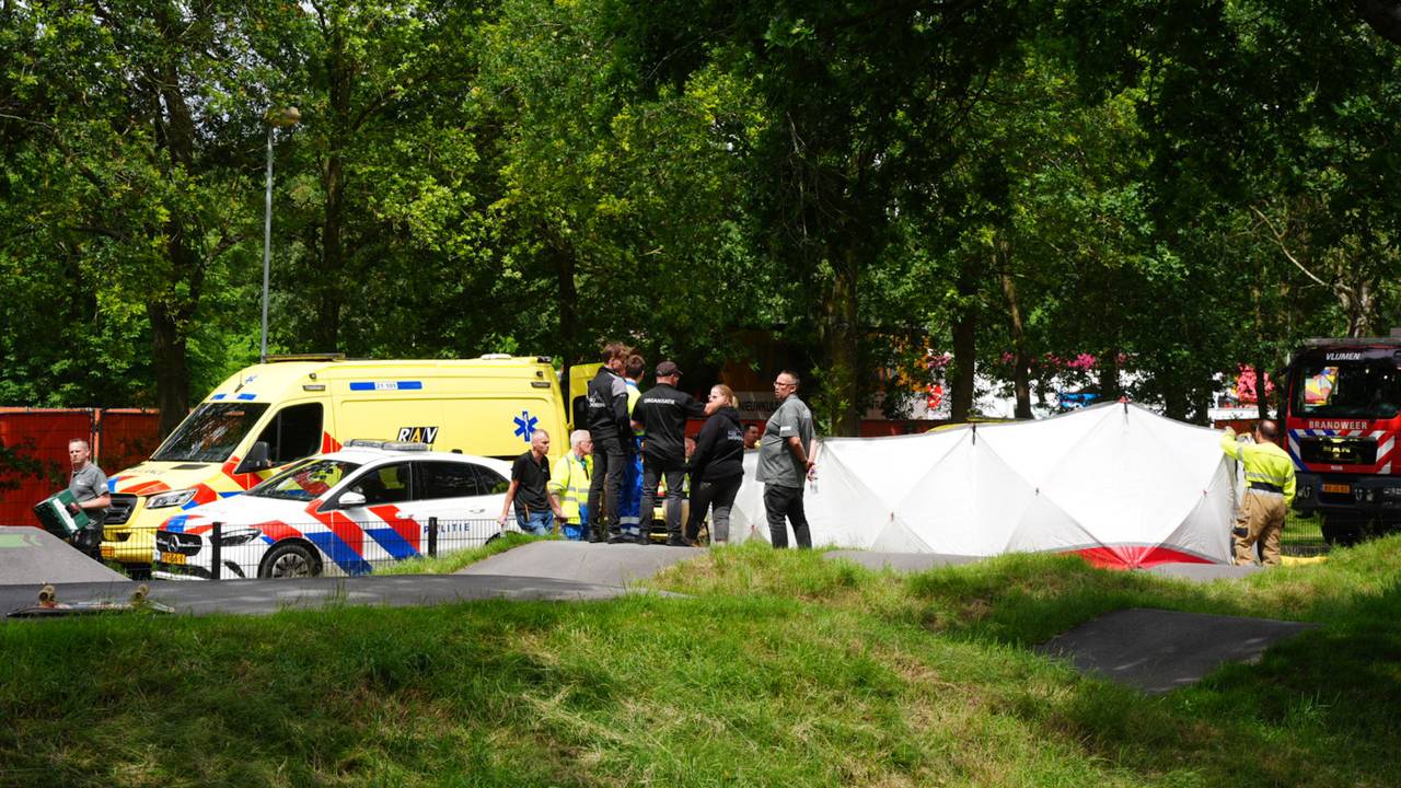 Man zwaargewond na val op skatebaan in Nieuwkuijk (foto: Erik Haverhals / Persbureau Heitink).
