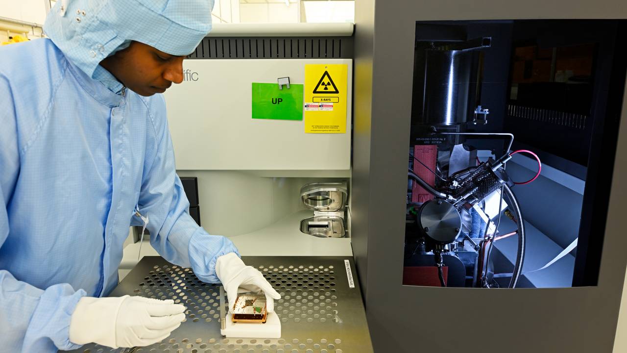 In de cleanroom worden chips geproduceerd (foto: Bart van Overbeeke/TU/e).