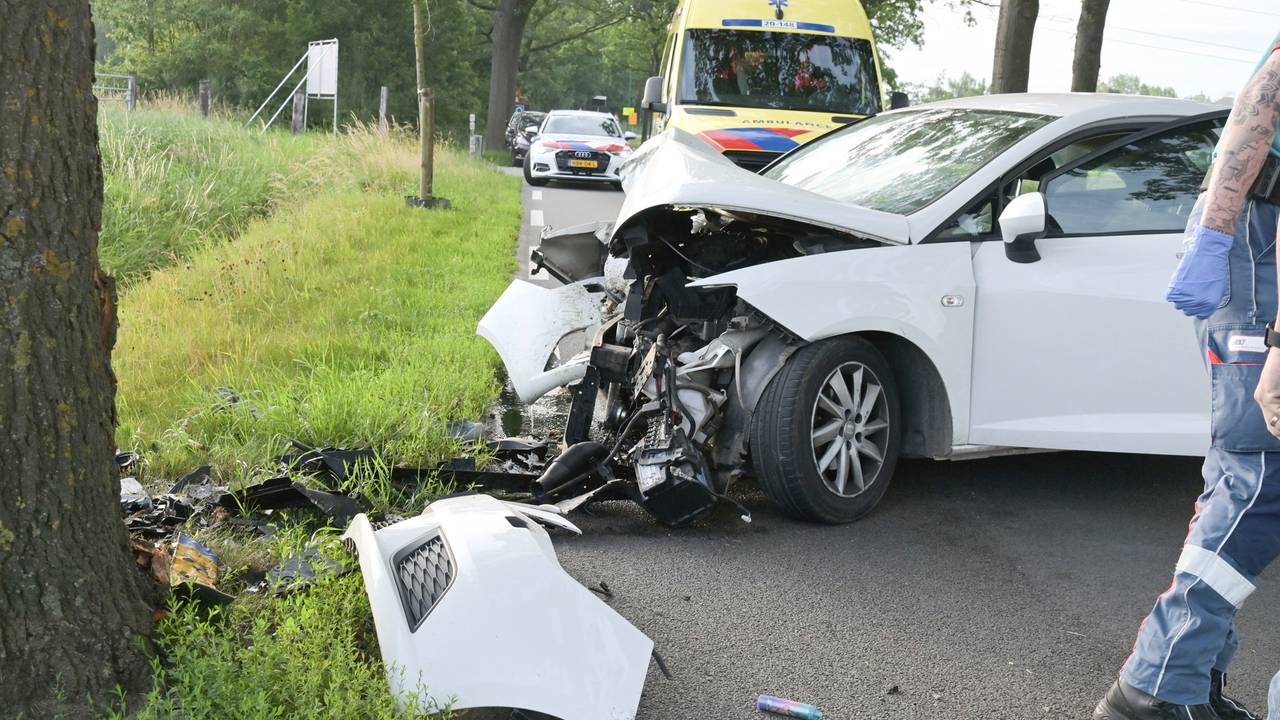 Automobilist botst tegen boom in Etten-Leur (foto: Perry Roovers / Persbureau Heitink).