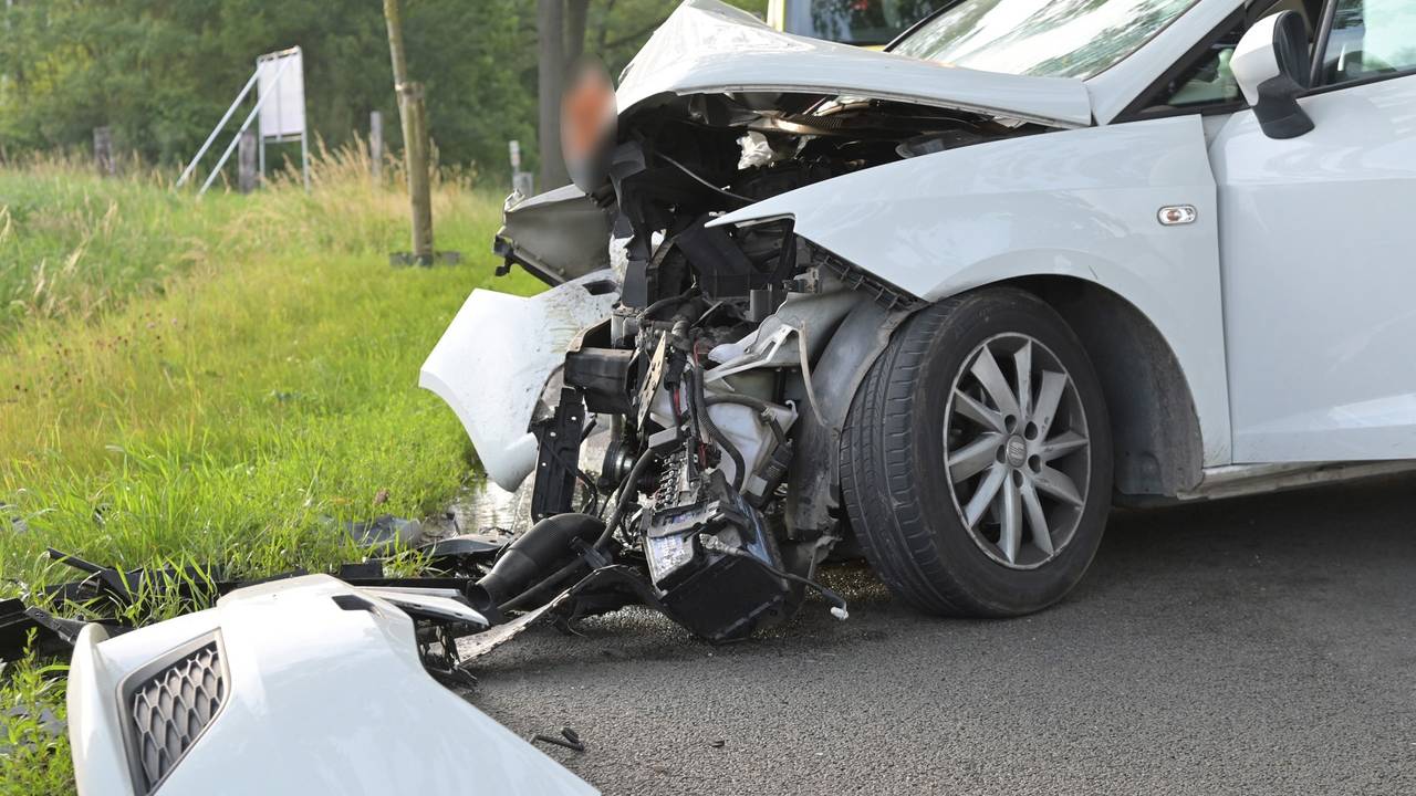 Automobilist botst tegen boom in Etten-Leur (foto: Perry Roovers / Persbureau Heitink).