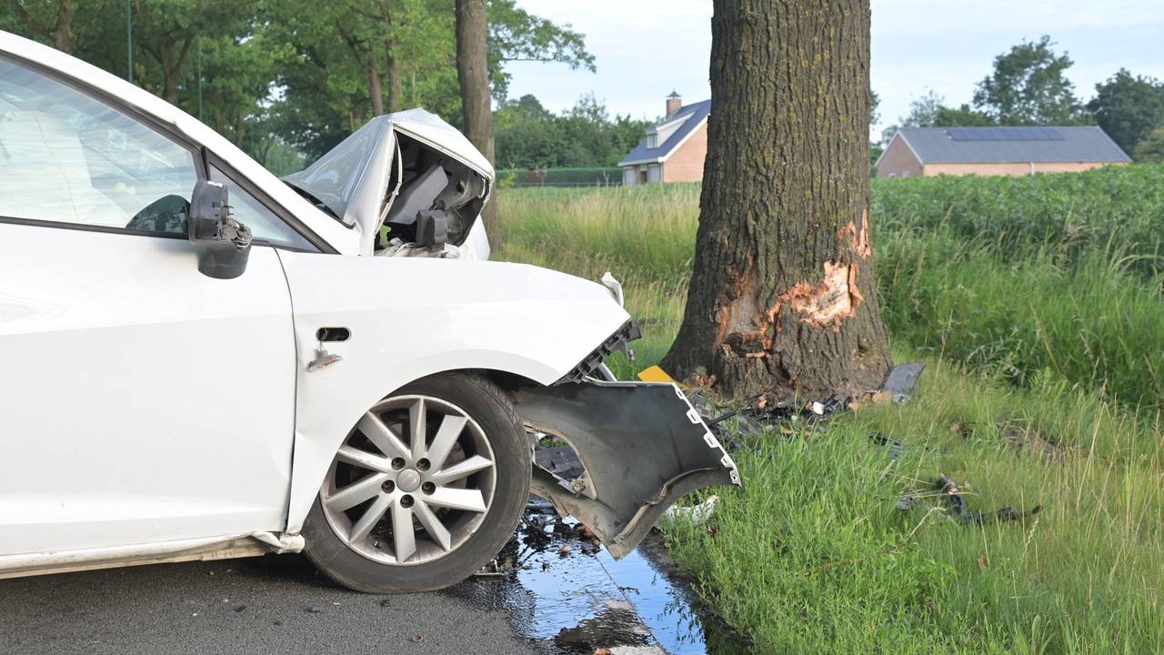 Automobilist botst tegen boom in Etten-Leur (foto: Perry Roovers / Persbureau Heitink).