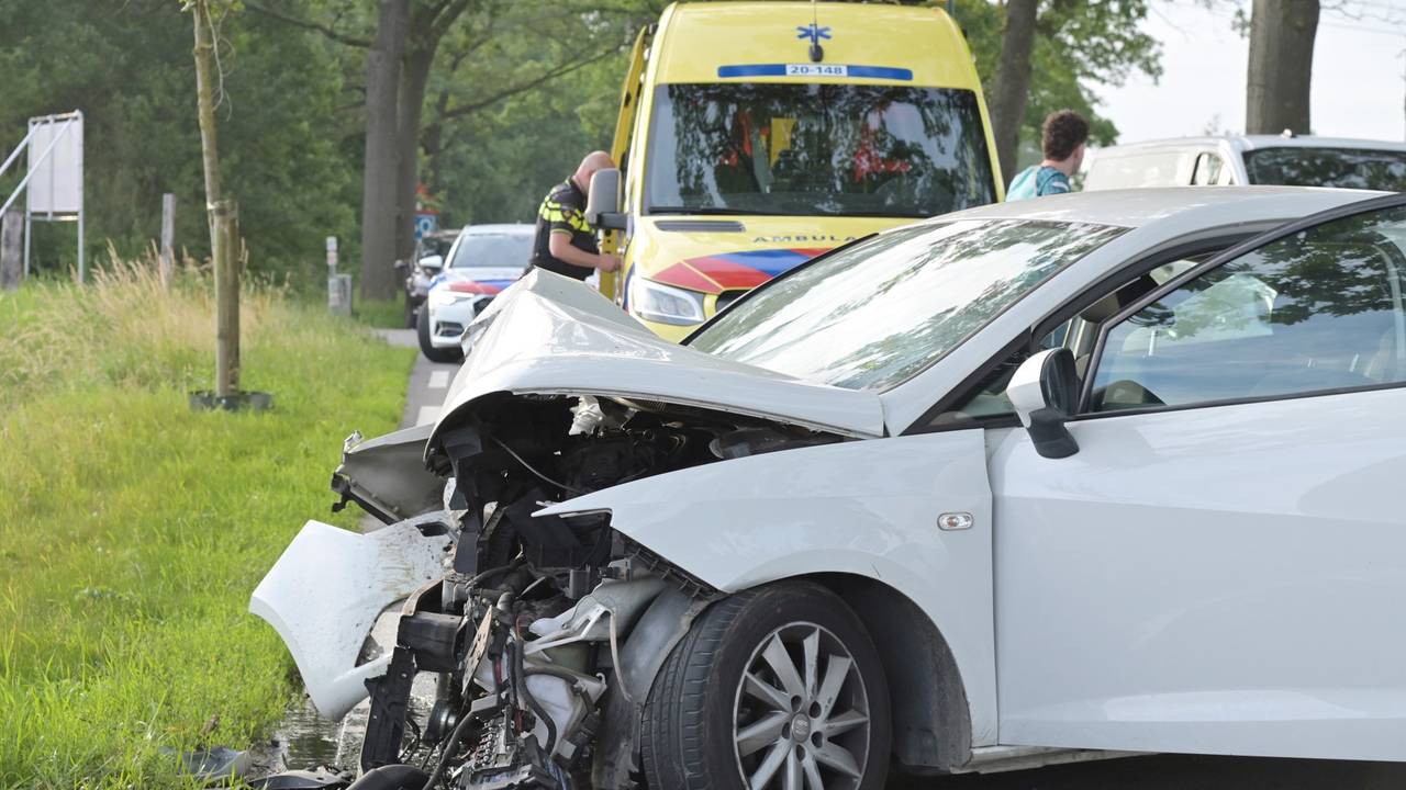 Automobilist botst tegen boom in Etten-Leur (foto: Perry Roovers / Persbureau Heitink).