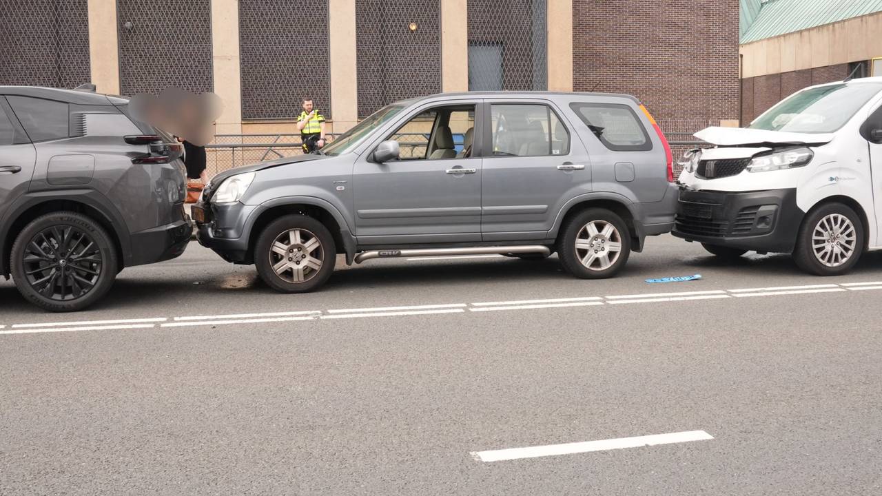 Drie auto's botsen op elkaar bij wegwerkzaamheden in Helmond (foto: Harrie Grijseels / Persbureau Heitink).