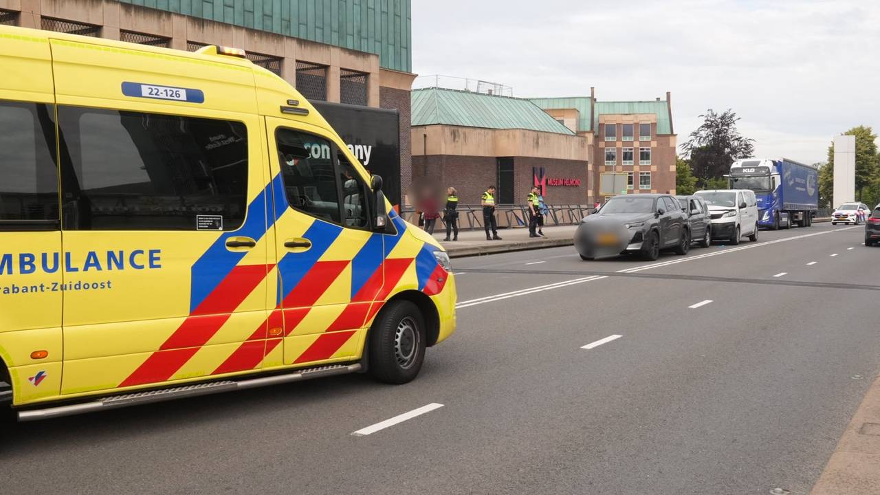 Drie auto's botsen op elkaar bij wegwerkzaamheden in Helmond (foto: Harrie Grijseels / Persbureau Heitink).