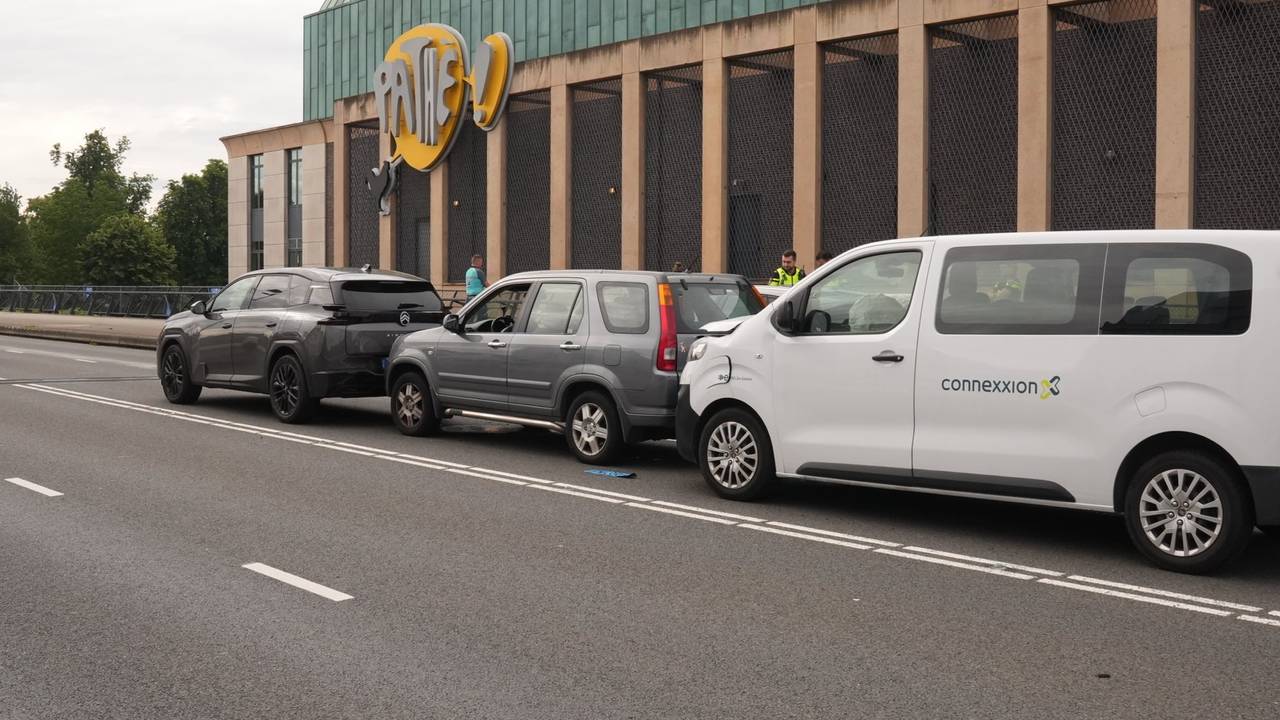 Drie auto's botsen op elkaar bij wegwerkzaamheden in Helmond (foto: Harrie Grijseels / Persbureau Heitink).