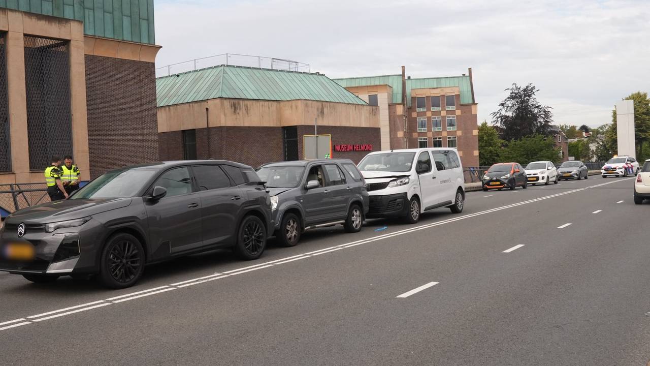 Drie auto's botsen op elkaar bij wegwerkzaamheden in Helmond (foto: Harrie Grijseels / Persbureau Heitink).