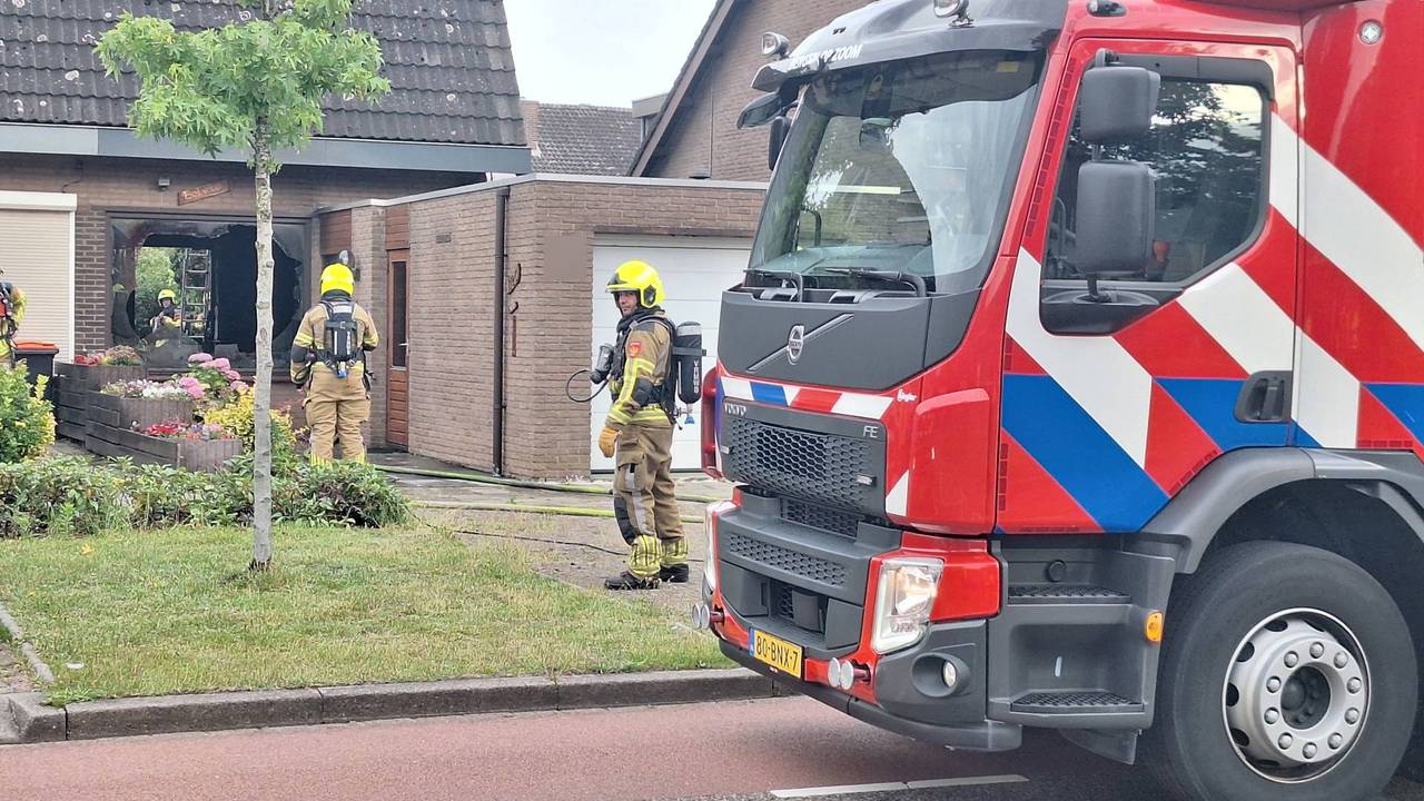 Benedenverdieping van huis in Bergen op Zoom compleet verwoest door brand (foto: Remco de Ruijter / Persbureau Heitink).
