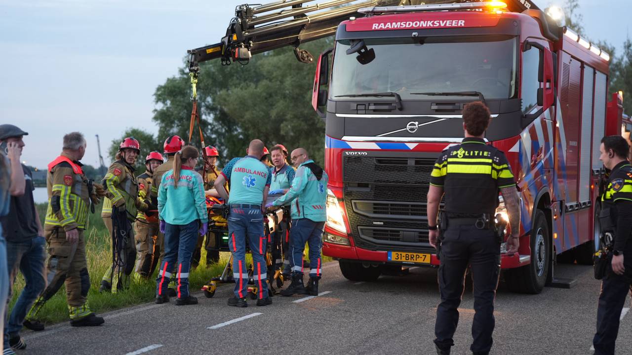 Een automobilist is zwaargewond geraakt nadat hij met z'n auto van een tien meter hoge dijk reed (foto: Erik Haverhals / Persbureau Heitink). 