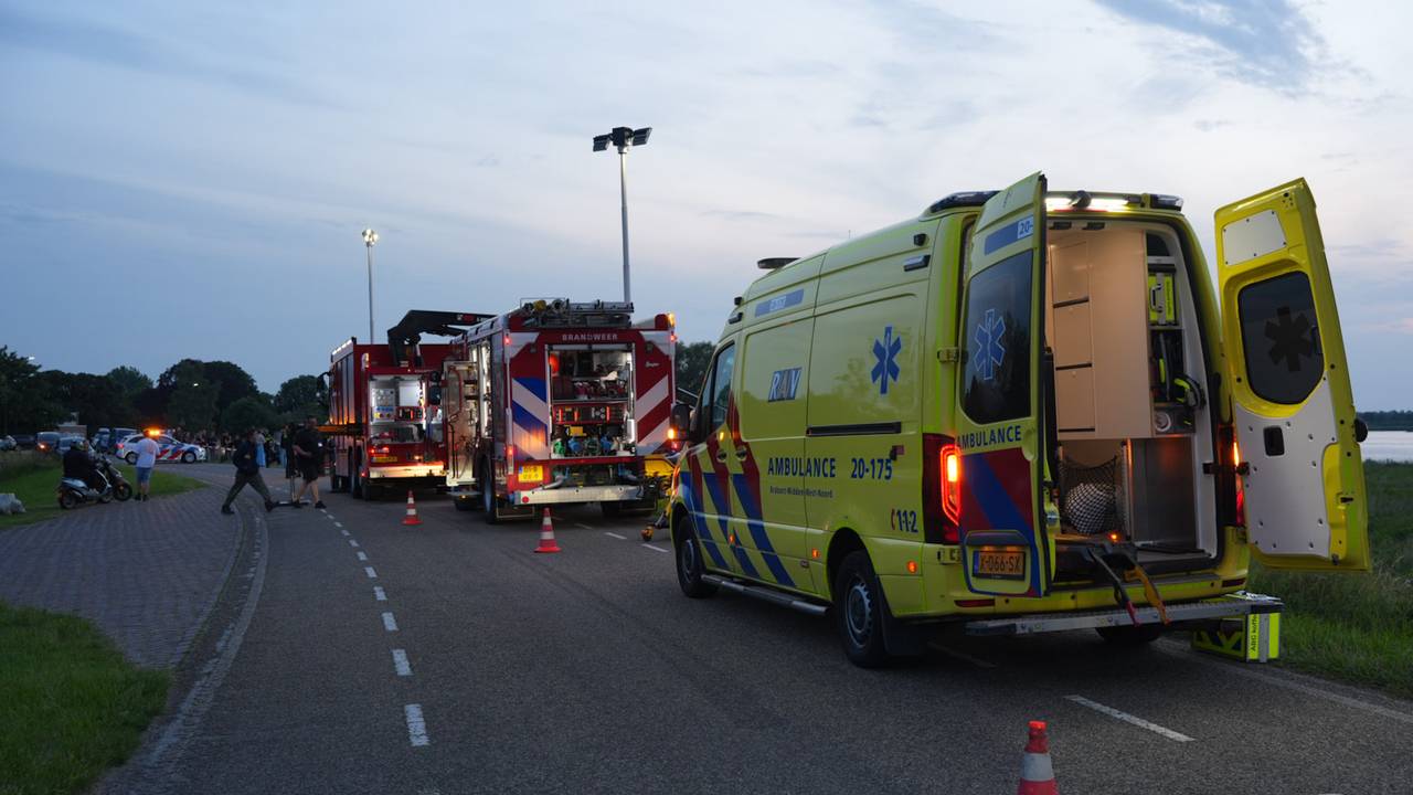 Een automobilist is zwaargewond geraakt nadat hij met z'n auto van een tien meter hoge dijk reed (foto: Erik Haverhals / Persbureau Heitink). 