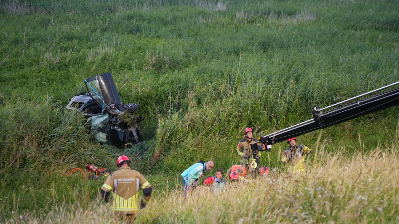 Automobilist tolt van tien meter hoge dijk en raakt zwaargewond