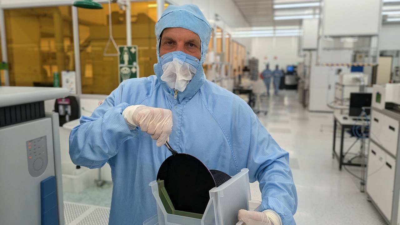 Wetenschappelijk directeur van de cleanroom, Erwin Kessels, met het startmateriaal van chips (foto: Ferenc Triki)