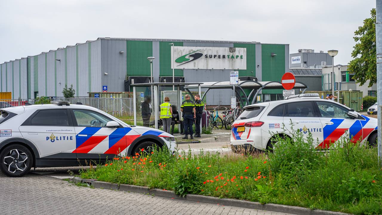 Politie ondervraagt de twee mannen die uit een vrachtwagen kropen (foto: Persbureau Heitink/Tom van der Put).
