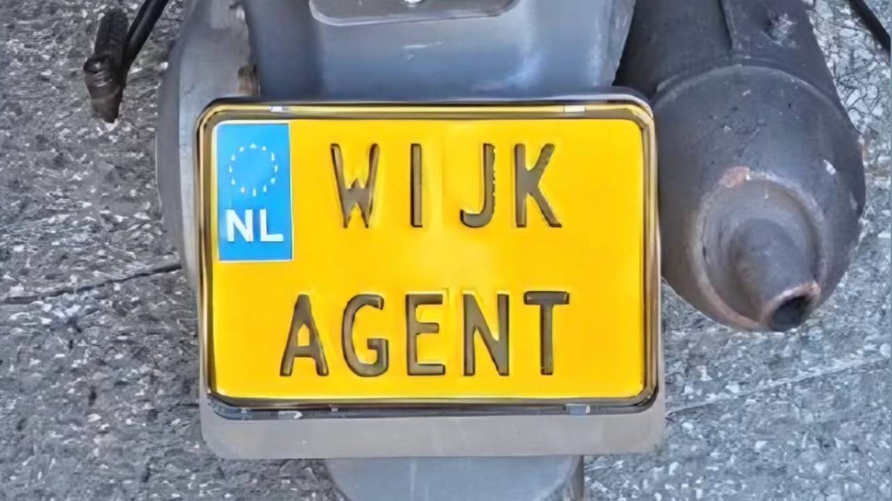 De kentekenplaat in Helmond (foto: politie Helmond/Facebook).