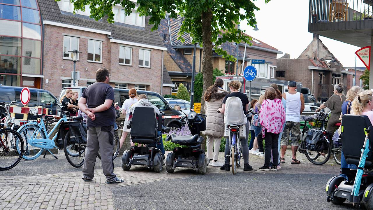 Dode aangetroffen in uitgebrande woning Rijen (foto: Jeroen Stuve / Persbureau Heitink). 