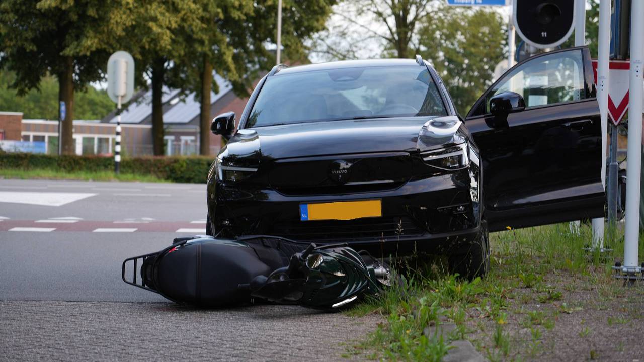 Een scooterrijder raakte gewond na een botsing met een auto in Dorst (foto: Jeroen Stuve/Persbureau Heitink).
