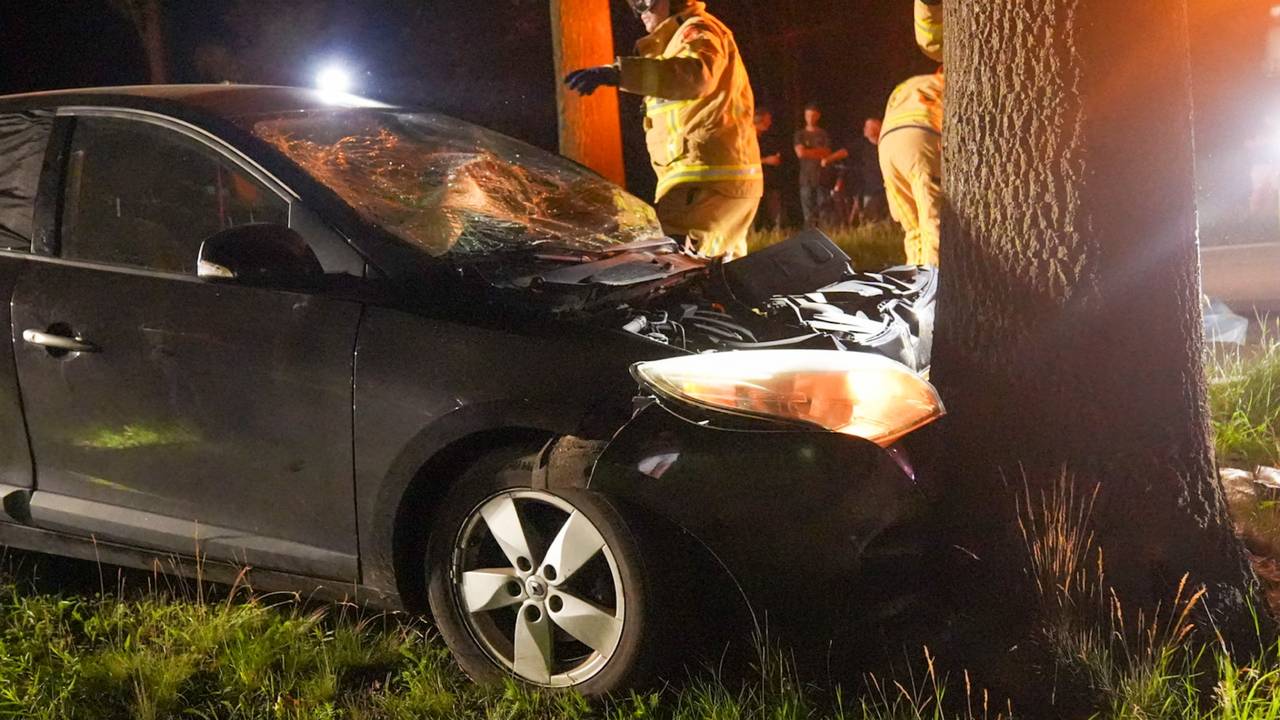Auto botst tegen twee bomen in Bakel (foto: Harrie Grijseels/Persbureau Heitink).