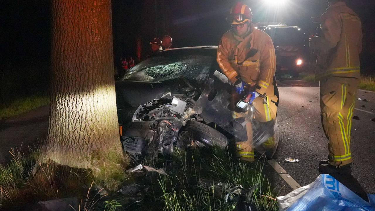 Auto botst tegen twee bomen in Bakel (foto: Harrie Grijseels/Persbureau Heitink).