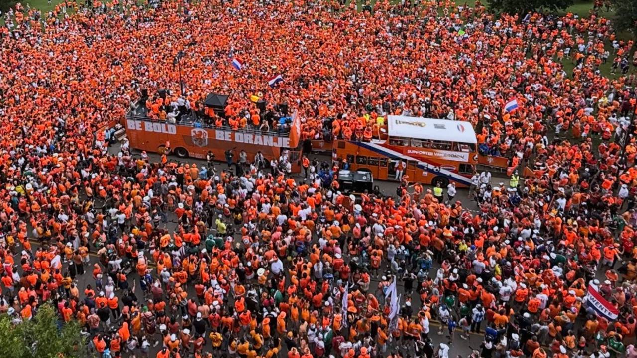 De Oranjebus, voorafgaand aan het duel met Japan (foto: Instagram Dallas Sportscommission).