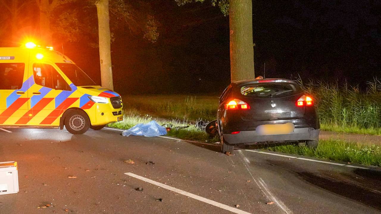 Auto knalt tegen twee bomen in Bakel